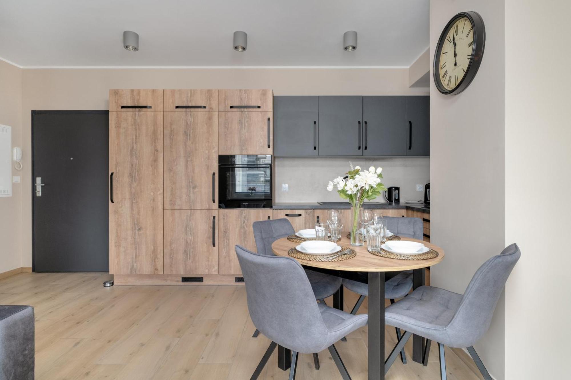 Cosy And Bright Apartment With Parking In Poznan By Noclegi Renters Ngoại thất bức ảnh